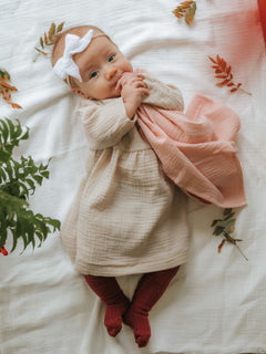 asukuva_harsomekko_pitkahihainen_rusettipanta_Harso_ribbisukkahousut_syliharsoviltti_3 [50/56 - vauva 62 cm / 5,4 kg]