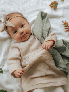 asukuva_harsomekko_pitkahihainen_rusettipanta_Harso_sivupitsisukkahousut_syliharsoviltti [beige, sage]