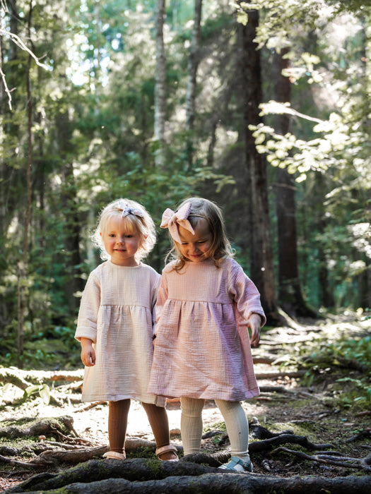 asukuva_harsomekko_pitkahihainen_rusettipanta_ribbisukkahousut [beige, old rose]