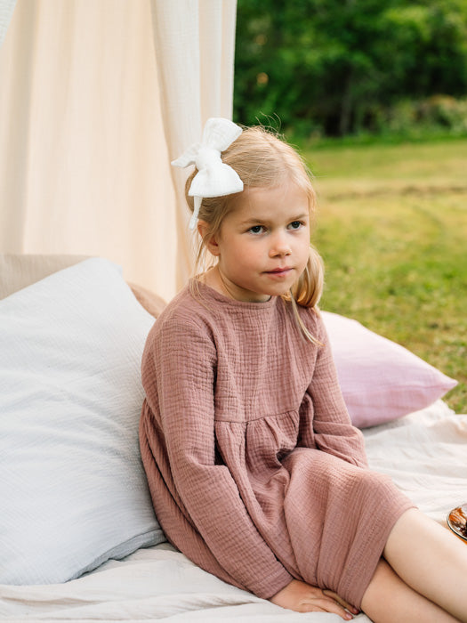 asukuva_harsomekko_pussilakanat_rusettipanta_vuodekatos_747282ea-8238-425b-9e42-4c175b92e724