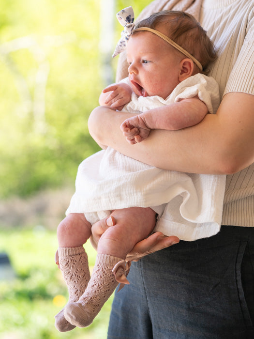 asukuva_harsomekko_rusettipanta_pitsipolvisukatrusetilla [mekko white, polvisukat old rose]