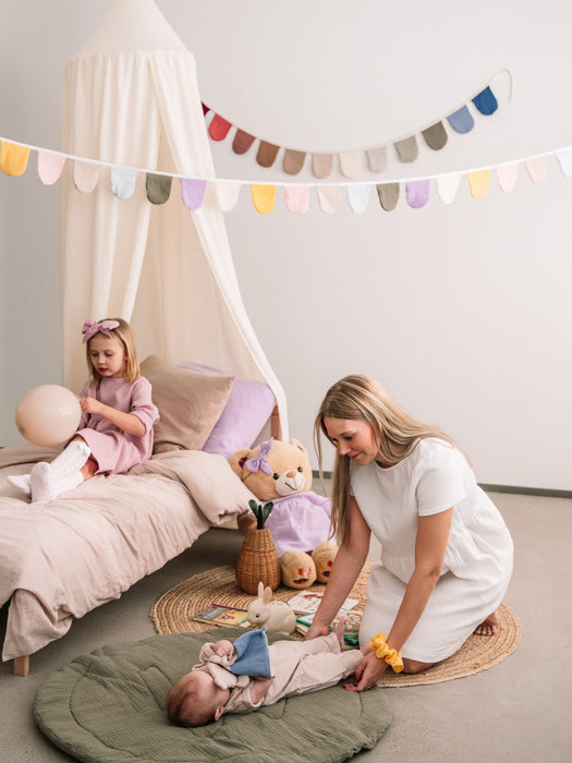 asukuva_harsomekko_viirinauhapitka_vuodekatos_aikuistenpussilakanat_harsohaalari_leikkialusta_rusettipanta_donitsiponnari_pitsipolvisukatrusetilla_uninalle