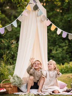 asukuva_harsopaita_shortsit_viiri_harsomekko_vuodekatos_rusettipanta_aikuistentyynyliina