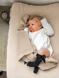 asukuva_hoitoalustanpaallinen_syliharsovilttti_rusettipanta_polvisukat_rusetilla