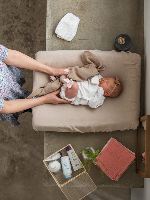 asukuva_hoitoalustanpaallinen_syliharsovilttti_rusettipanta_polvisukat_rusetilla_harso