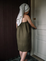 asukuva_kietaisupyyhe_olive_syliharsoviltti_brown_leaves_2