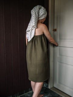 asukuva_kietaisupyyhe_olive_syliharsoviltti_brown_leaves_2