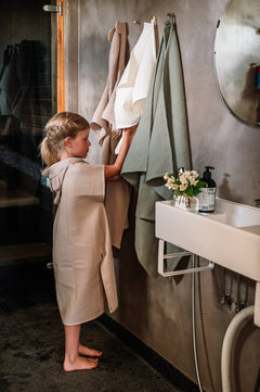 asukuva_kylpyponcho_nalle_light_beige_hattara_S