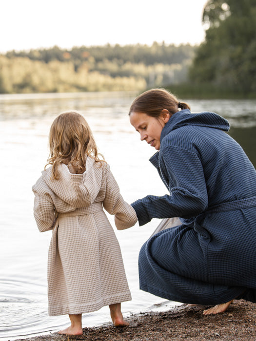 asukuva_naisten_vohveli-kylpytakki_blueberry_lastenvohvelikylpytakki [light beige, blueberry]