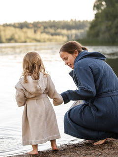 asukuva_naisten_vohveli-kylpytakki_blueberry_lastenvohvelikylpytakki [light beige, blueberry]