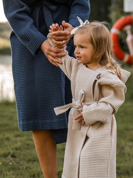 asukuva_naisten_vohveli-kylpytakki_blueberry_lastenvohvelikylpytakki_2