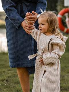 asukuva_naisten_vohveli-kylpytakki_blueberry_lastenvohvelikylpytakki_2