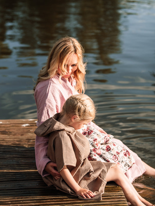 asukuva_naistenlastenharsokylpytakki_syliharsoviltti_kylpyponhcorusetti