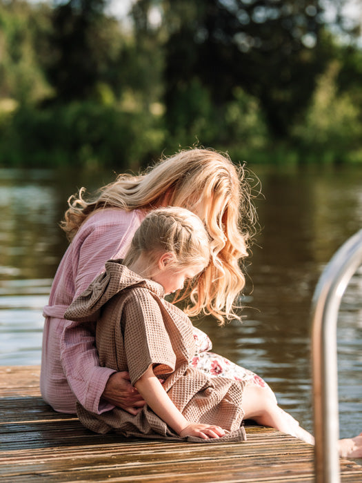 asukuva_naistenlastenharsokylpytakki_syliharsoviltti_kylpyponhcorusetti_2