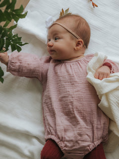 asukuva_romper_Harso_ribbisukkahousut_syliharsoviltti_rusettipanta [romper 50/56 / leggarit 00 - vauva 62 cm / 5,4 kg]