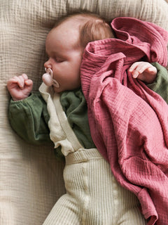 asukuva_romper__legginsit_syli-harsoviltti_hoito-_alustan_paallinen_2O [olive, linen leggarit, raspberry]