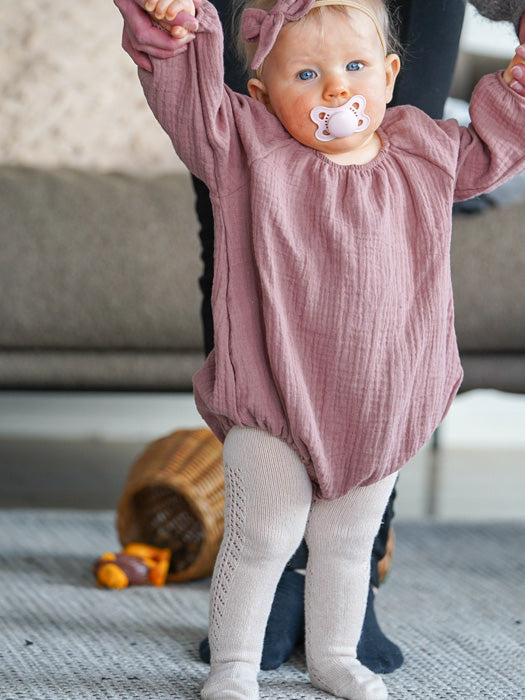 asukuva_romper__sukkahousutsivu-pitsilla_rusetti-_panta [62/68 - lapsi 8kk / 7,6 kg / 69 cm]