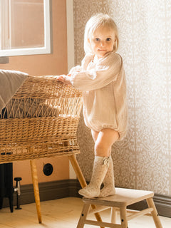 asukuva_romper_beige_pitsipolvisukatrusetilla [74/80 - lapsi 2v]