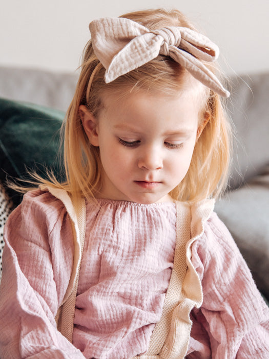 asukuva_romper_legginsit_henkseleilla_rusettipanta_2