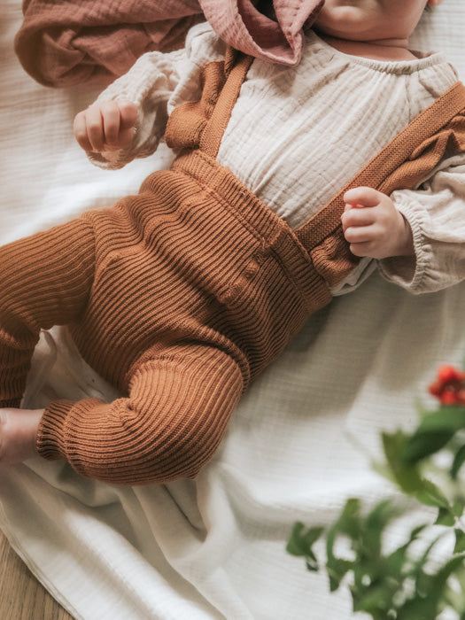 asukuva_romper_legginsit_henkseleilla_syliharsoviltti