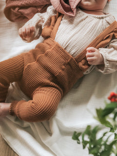 asukuva_romper_legginsit_henkseleilla_syliharsoviltti