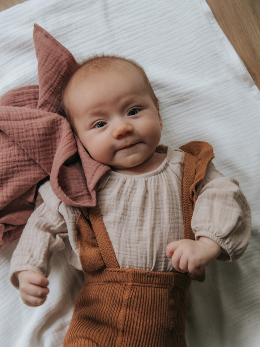 asukuva_romper_legginsit_henkseleilla_syliharsoviltti_2 [beige, cinnamon leggarit]