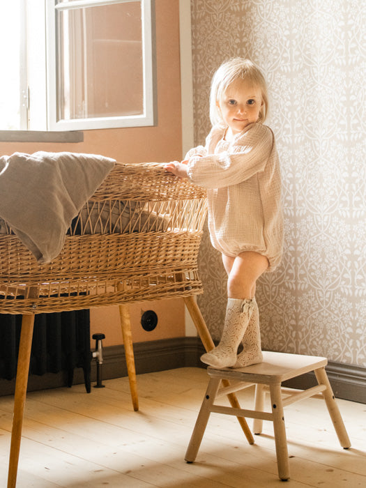 asukuva_romper_pitsipolvisukat_rusetilla