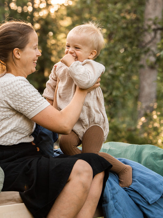 asukuva_romper_ribbisukkahousut_vauvanpussilakanat_jpg