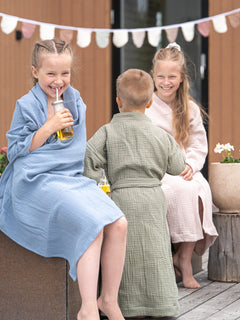 asukuva_syli-harsoviltti_cloud_blue_lastenharsokylpytakki_sage_light_beige_viiri.jpg [retkipyyhe: cloud blue, kylpytakit: olive, light beige]