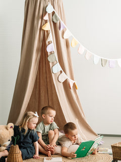 asukuva_vuode-_katos_viirinauha__harsomekko_harsopaita_shortsit__rusettipanta