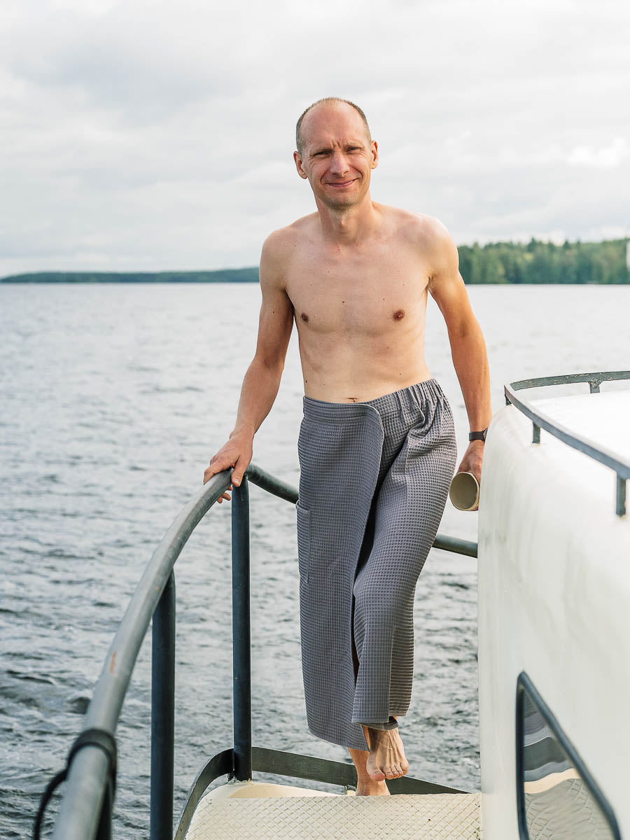 Man på en båt bär en bastukilt i Dark grey