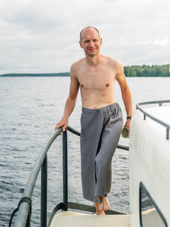Man på en båt bär en bastukilt i Dark grey