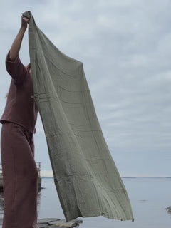 Iso Retkipyyhe Dots Olive, kevyt ja suurikokoinen pyyhe aikuiselle, rantapyyhkeeksi tai picnic-alustaksi.