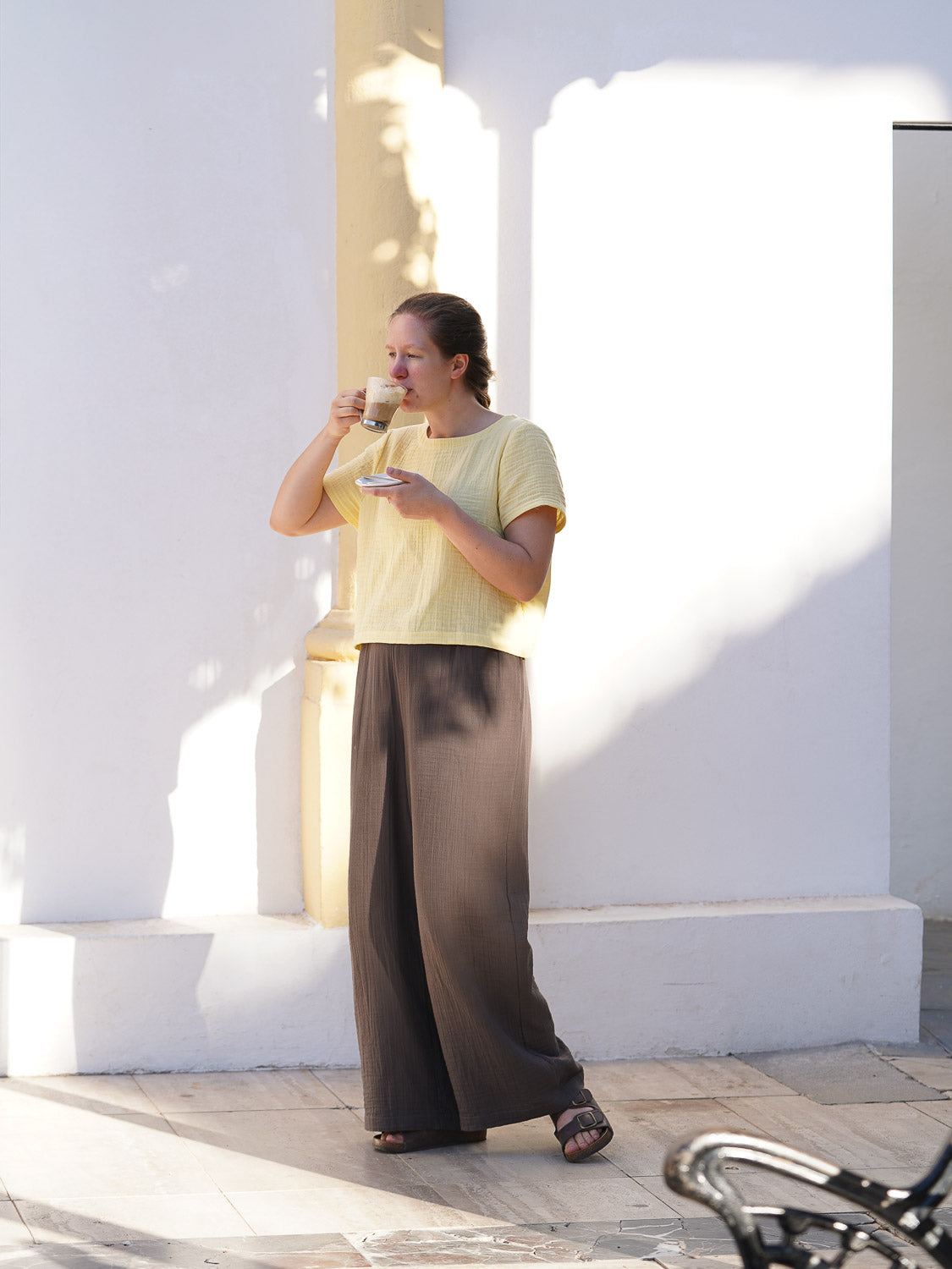 sini_tpaita_yellow_taupe_pilvi_housut [Malli 174cm, vaatteet kokoa M]