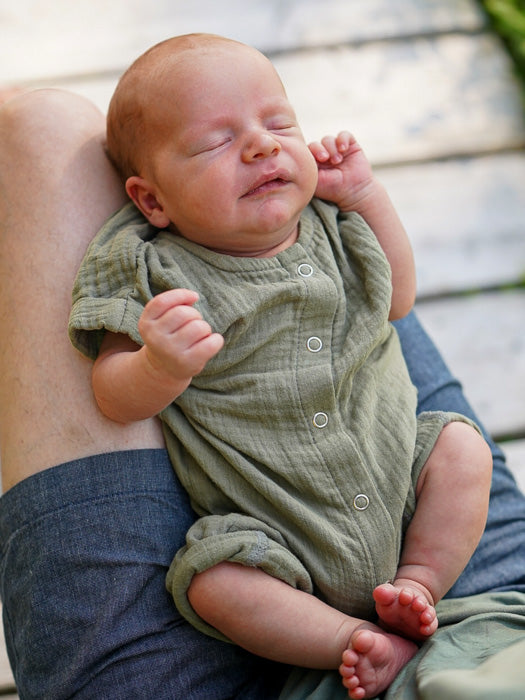 tuotekuva_harsohaalari_lyhythihainen_olive [50/56 - vastasyntynyt]