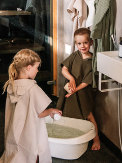 tuotekuva_kylpyponcho_nalle_dark_green_light_beige_2