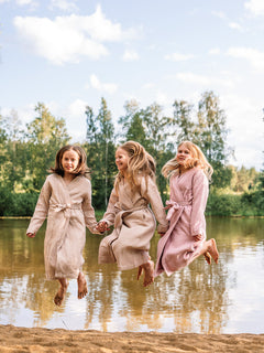 tuotekuva_lastenharsokylpytakki_old_rose_light_beige