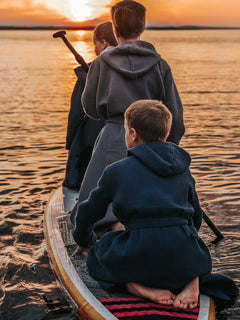 tuotekuva_lastenvohvelikylpytakki_grey_blueberry