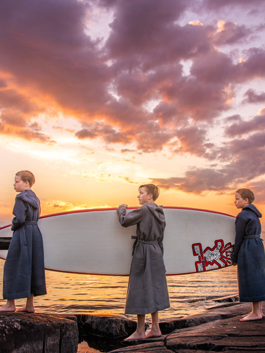 tuotekuva_lastenvohvelikylpytakki_grey_blueberry_3