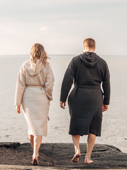 tuotekuva_miesten_naistenvohvelikylpytakki_darkgrey_lightbeige_3