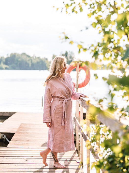 tuotekuva_naistenharsokylpytakki_old_rose_2_797f89a7-f8ef-4351-a3d0-41125f05a741