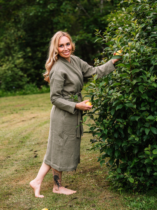 tuotekuva_naistenharsokylpytakki_olive_2_0b1c167a-a286-4656-a459-a80cdb44f168