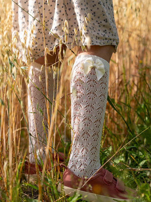 tuotekuva_pitsipolvisukatrusetilla_white_2