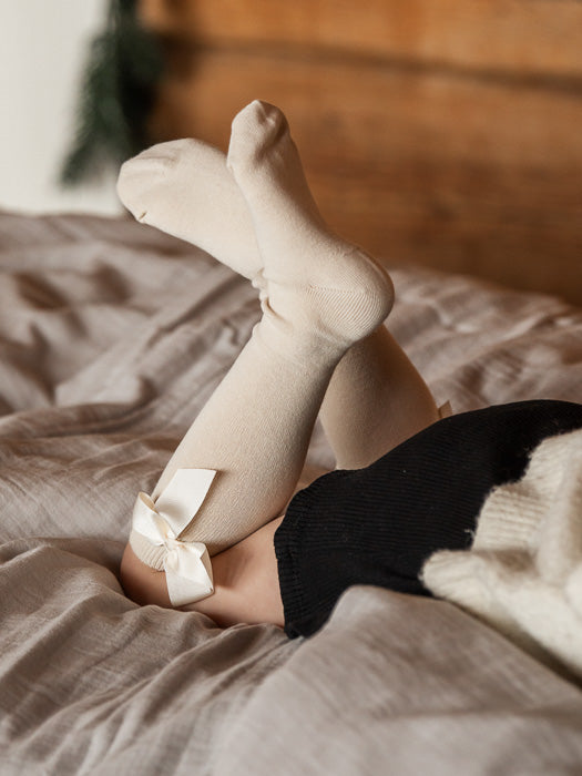 tuotekuva_polvi-sukat_rusetilla_linen