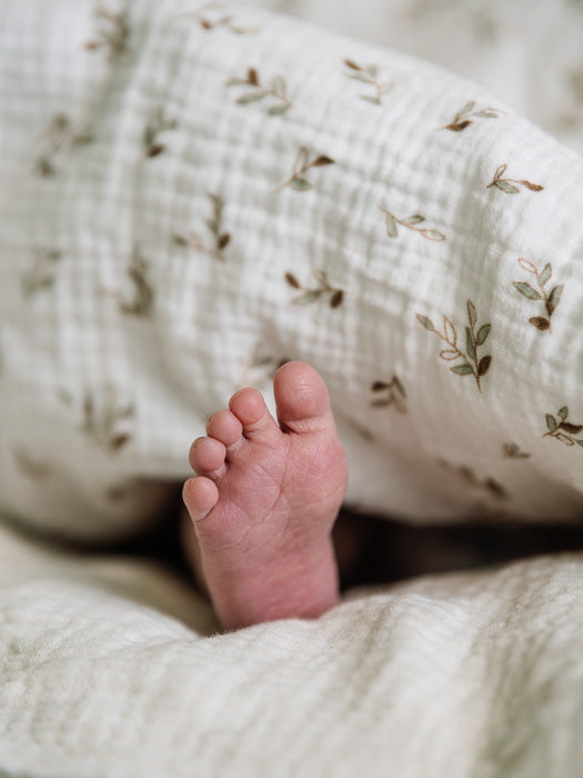 tuotekuva_vauvanpussilakanat_brown_leaves_2