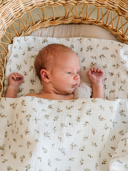 tuotekuva_vauvanpussilakanat_brown_leaves