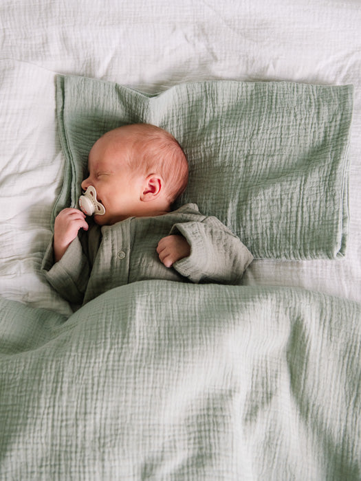 tuotekuva_vauvanpussilakanat_sage_42ee1901-d5b4-4c84-b915-42f334453eb4