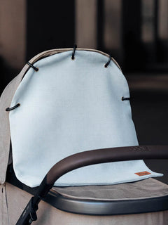 Waffel-Kinderwagenvorhang mit Logo in Baby blue am Kinderwagen befestigt