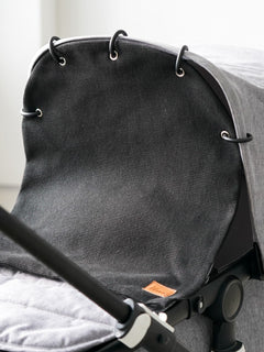 vohvelivaunu_verho_logolla__black_2